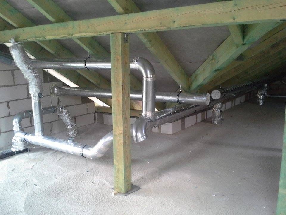 Instalacja kanałów wentylacyjnych na poddaszu
